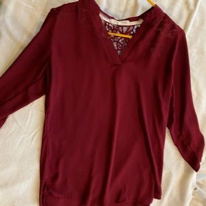 M burgundy shirt